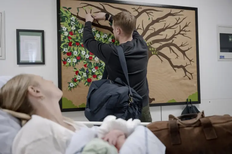 Far sætter blad på livets træ