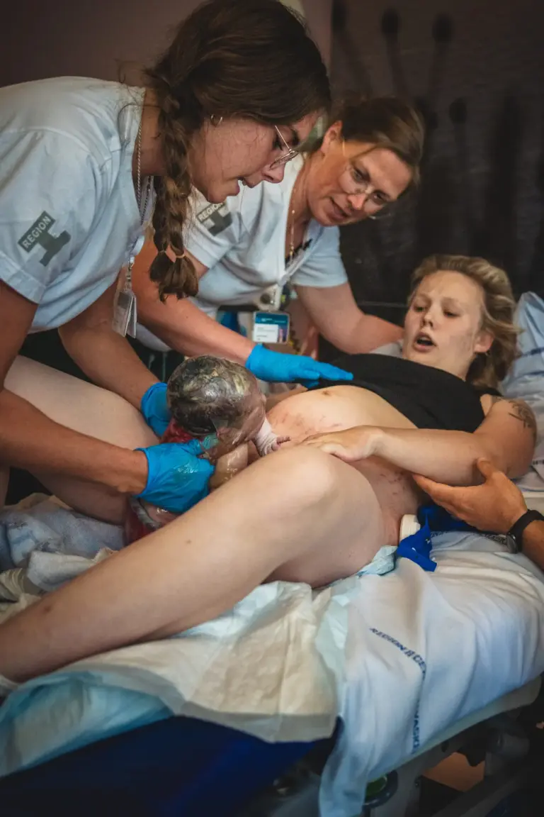 Fødsel af barn på fødestue med personale, der hjælper til