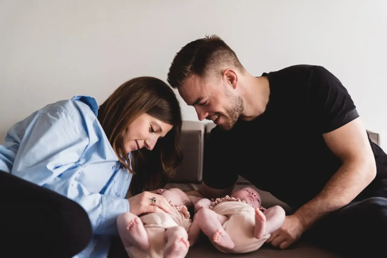 Forældrepar kigger på deres tvillingpiger